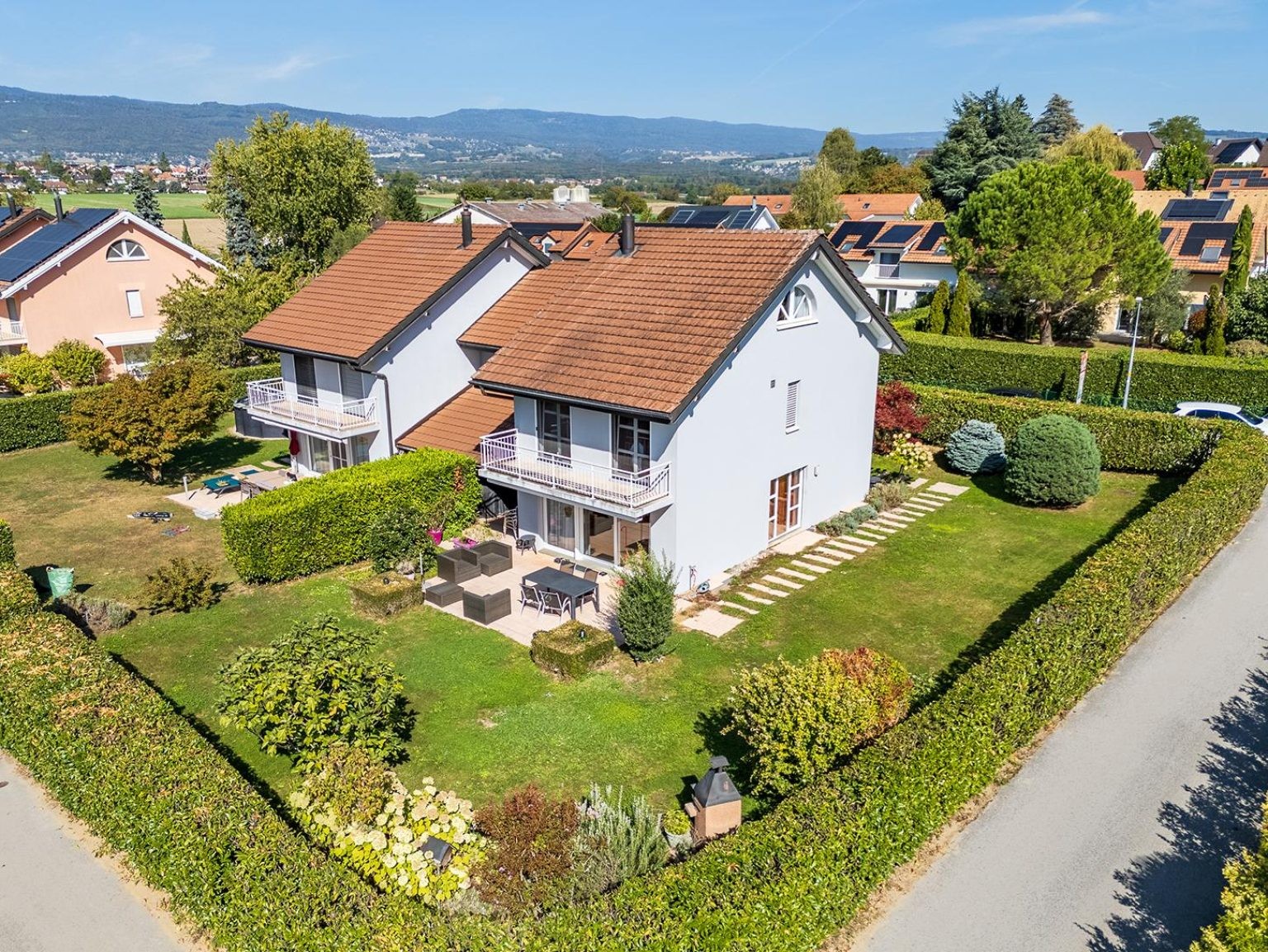 Belle maison jumelÃ©e avec terrasse et jardin Ã  Prangins